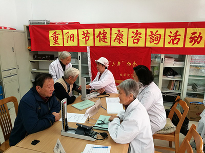 北航校醫院退休職工黨支部重陽送健康，溫暖情意暖夕陽